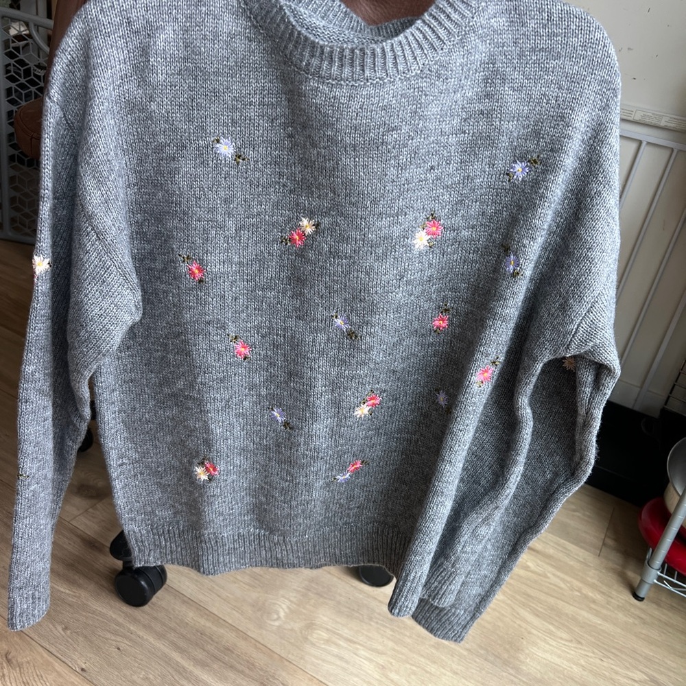 Elegant Gray Floral Women's Sweater